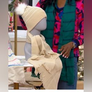 Candace Cameron Bure Hat & Scarf Set NWOT